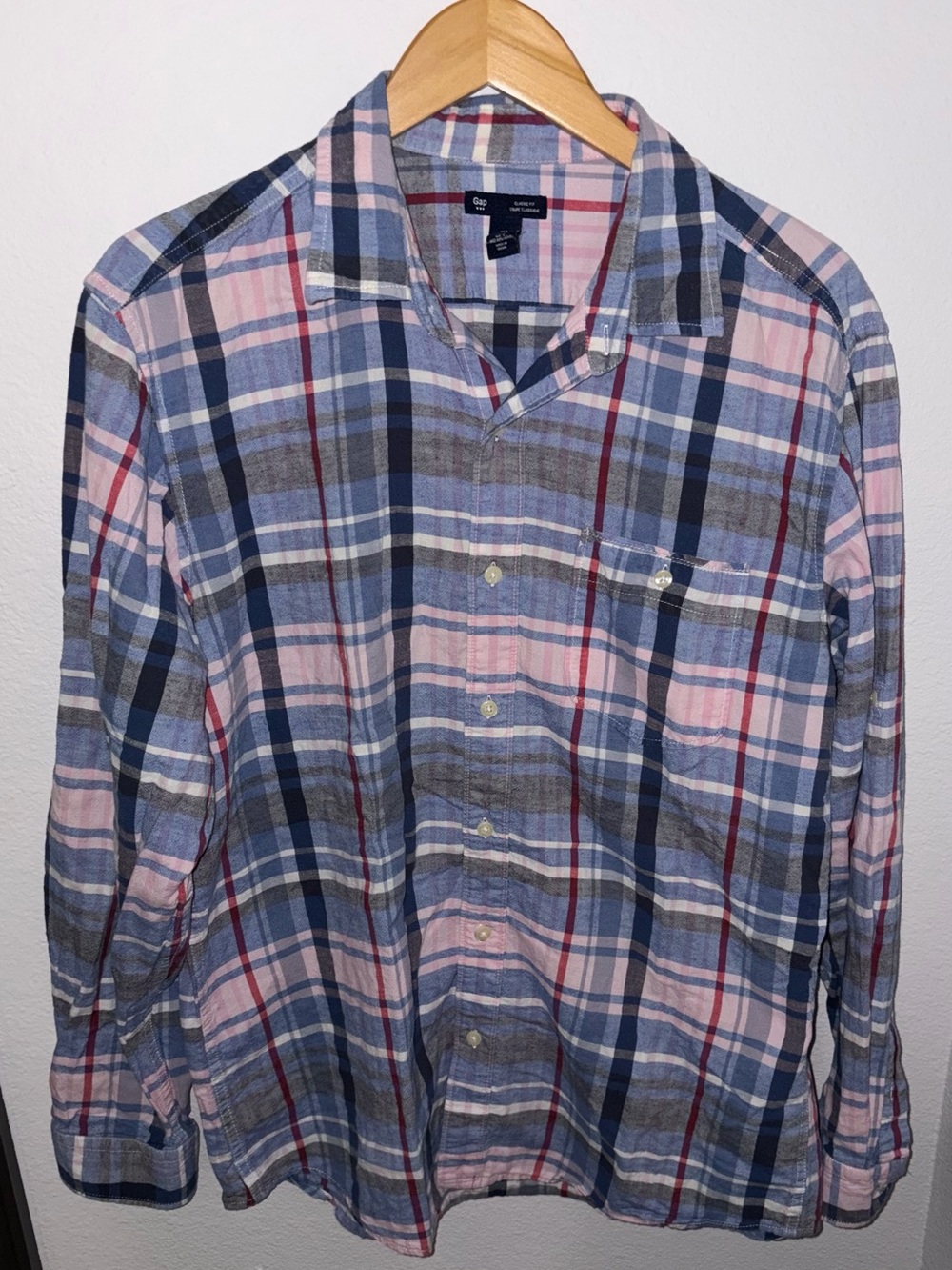 GAP Men’s Blue, Pink & Gray Plaid Button-Down Shirt‎